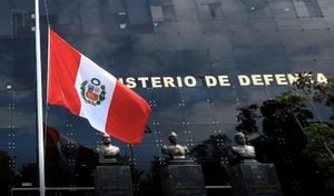 La bandera de Perú se encuentra a media asta en el Ministerio de Defensa por cuenta de la muerte de los militares