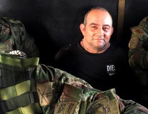 Dairo Antonio Usuga David, alias "Otoniel", máximo líder del clan del Golfo, posa para una foto mientras es escoltado por militares colombianos dentro de un helicóptero luego de ser capturado, en Turbo, Colombia el 23 de octubre de 2021.  Foto Ministerio de Defensa de Colombia