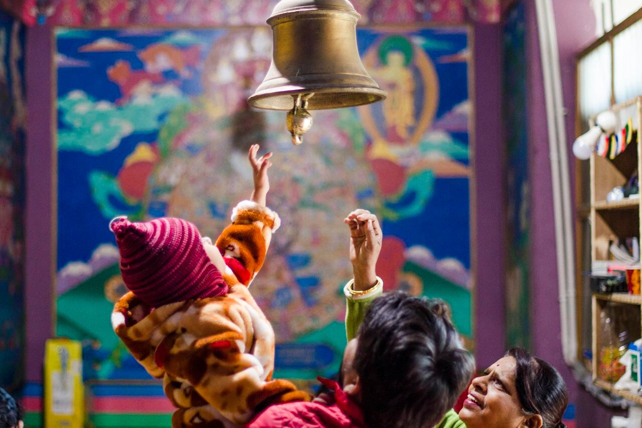 En la entrada de los templos budistas es habitual encontrar campanas en la entrada, como un llamado a la protección. Fotografía: Katerine Lara Rojas