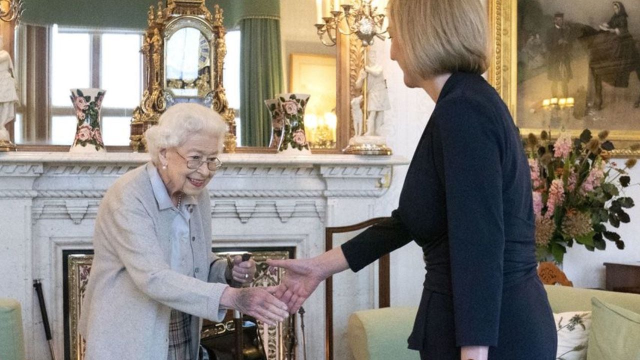 La Reina Isabel saludando a la nueva mandataria de Escocia, Liz Truss el pasado martes 6 de septiembre