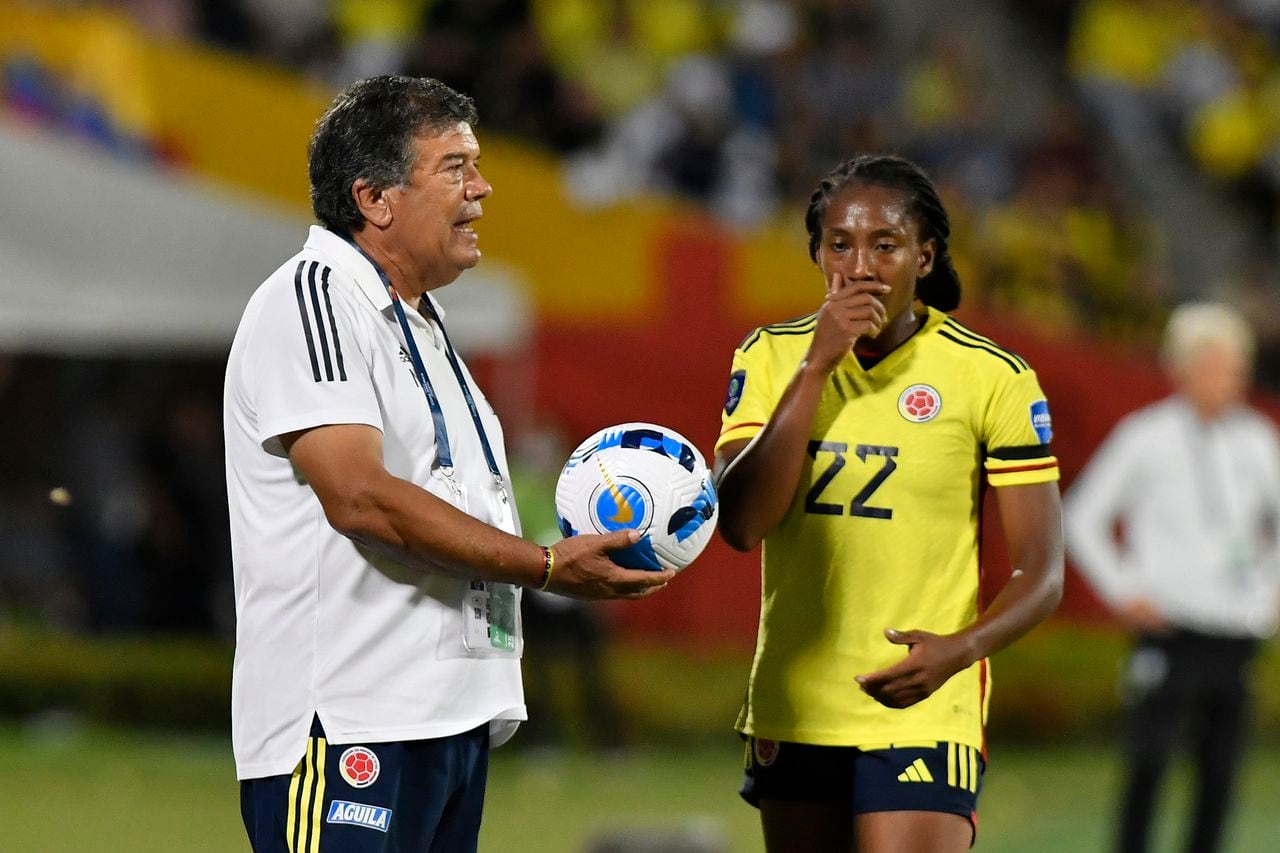 UCARAMANGA, COLOMBIA - JULY 30: Daniela Caracas of Colombia speaks with Nelson Abadía head coach of Colombia during the final match between Brazil and Colombia as part of Women's CONMEBOL Copa America 2022 at Estadio Alfonso Lopez on July 30, 2022 in Bucaramanga, Colombia. (Photo by Gabriel Aponte/Getty Images)