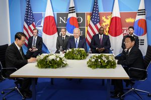 El presidente Joe Biden, centro, se reúne con el presidente de Corea del Sur, Yoon Suk Yeol, a la izquierda, y el primer ministro de Japón, Fumio Kishida, a la derecha, durante la cumbre de la OTAN en Madrid, el miércoles 29 de junio de 2022.