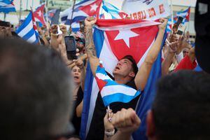 Un hombre sostiene una bandera cubana durante un mitin de solidaridad con los manifestantes en Cuba, en el barrio de La Pequeña Habana en Miami, Florida, Estados Unidos el 14 de julio de 2021. REUTERS / Marco Bello