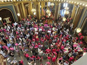 La demócrata Jennifer Konfrst habla a manifestantes que protestan en el Capitolio de Iowa para oponerse a una nueva prohibición al aborto a partir de aproximadamente las seis semanas de embarazo, propuesta por legisladores republicanos en una sesión especial el martes 11 de julio de 2023. (AP Foto/Hannah Fingerhut)