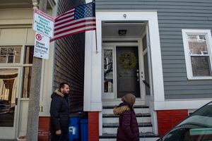 Israr y su esposa Sayeda caminan fuera de su casa en Boston, Estados Unidos.