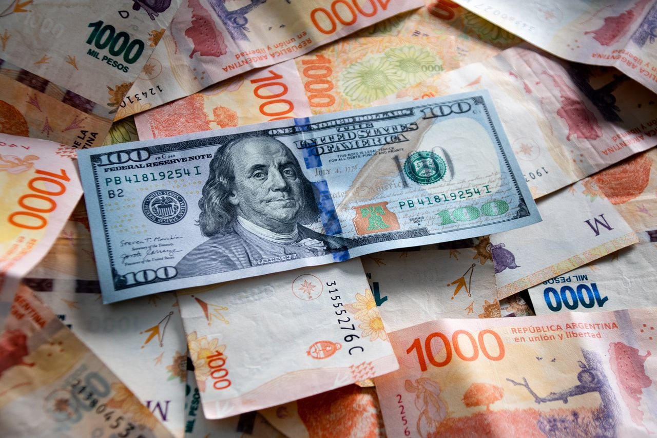 Billetes: 1000 pesos argentinos y 100 dólares estadounidenses