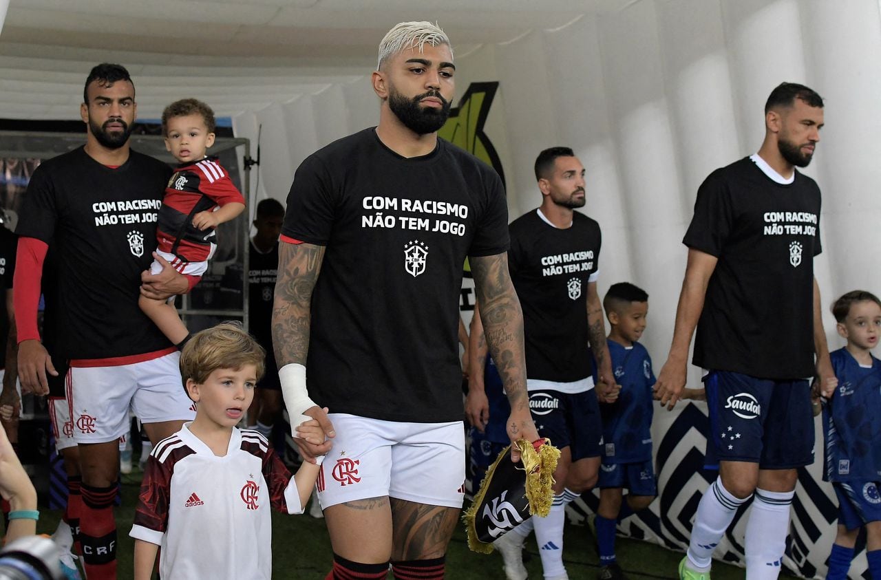 Flamengo's Gabriel Barbosa walks into the field wearing a t-shirt reading �There is no game with racism� in support of former teammate Vinicius Junior during the 2023 Brazilian Championship match against Cruzeiro, at the Maracana stadium in Rio de Janeiro, Brazil, on May 27, 2023. Vinicius, the 22-year-old Real Madrid's superstar, was targeted with shouts of "monkey" from the stands last week -- the latest in a series of racist attacks against him. (Photo by DHAVID NORMANDO / AFP)