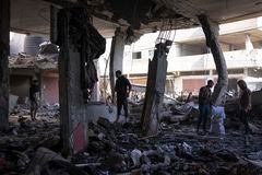 Los palestinos comprueban la destrucción después de un ataque israelí en Rafah, Franja de Gaza, el sábado 24 de febrero de 2024.