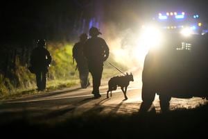 Agentes de policía fuertemente armados revisan una propiedad en Bowdoin, Maine, el jueves 26 de octubre de 2023 en la búsqueda de Robert Card, un reservista del ejército al que las autoridades acusan de matar a tiros a 18 personas. (AP Foto/Steven Senne)