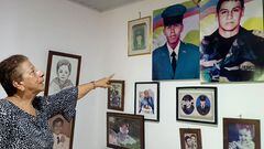 Doña María Eudice se aferra a las fotografías de sus dos hijos militares desaparecidos por la guerrilla de las Farc hace 27 años.