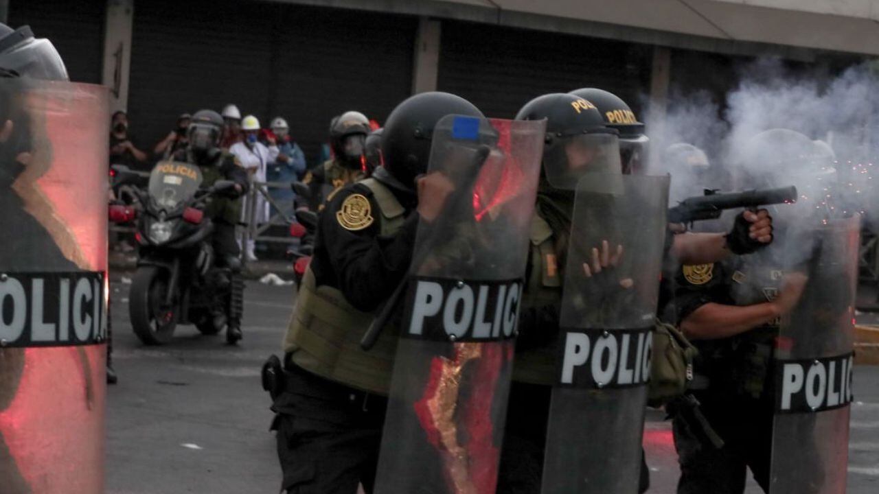 Con escudos y gases lacrimógenos, la policía hace frente a los manifestantes en Lima, Perú