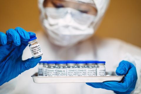 Dos dosis de vacunas son "cruciales" contra Delta: Agencia Europea de Medicamentos