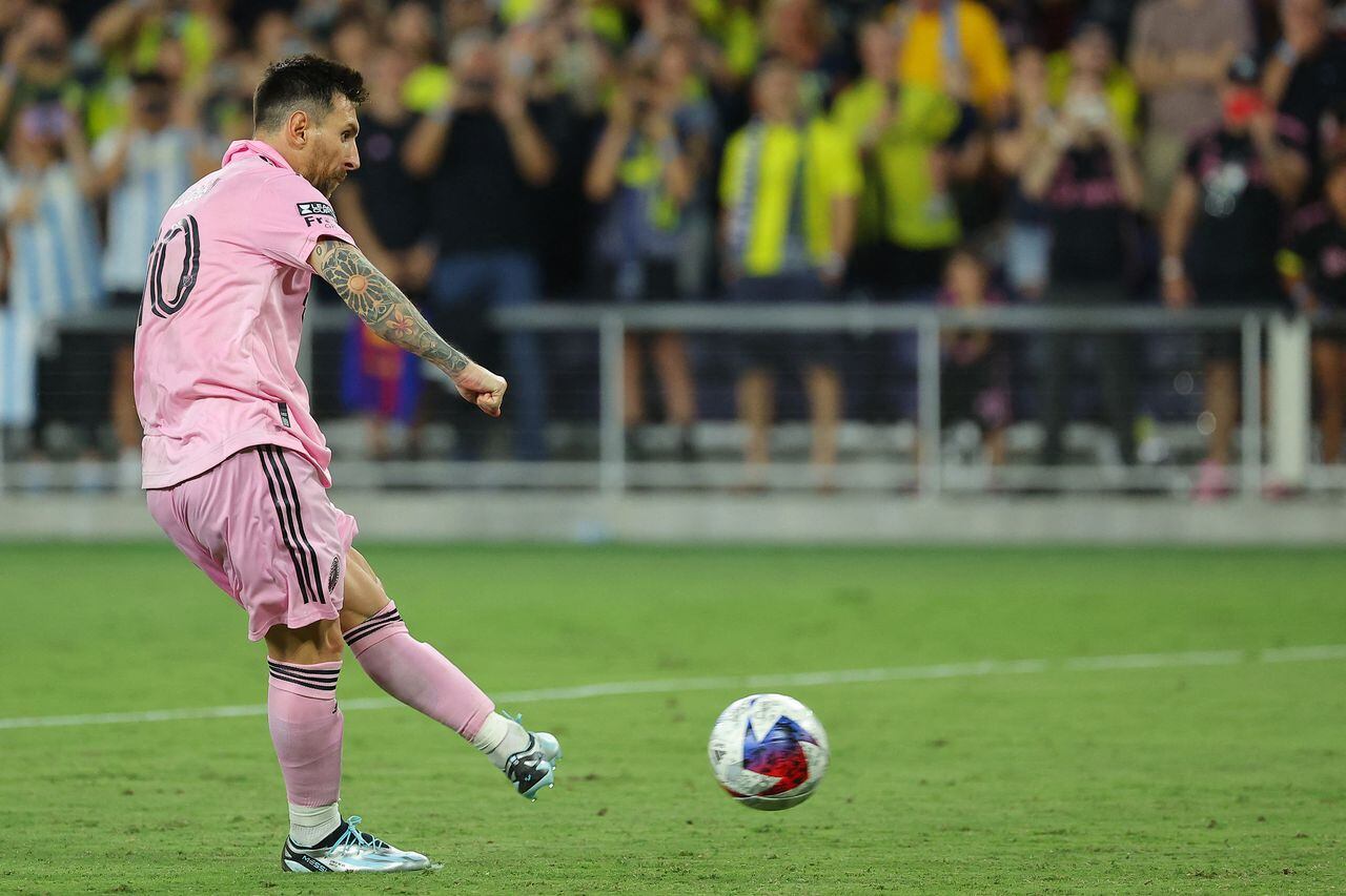 NASHVILLE, TENNESSEE - AUGUST 19: Lionel Messi #10 of Inter Miami score a goal during penalty shootout in the Leagues Cup 2023 final match between Inter Miami CF and Nashville SC at GEODIS Park on August 19, 2023 in Nashville, Tennessee.   Kevin C. Cox/Getty Images/AFP (Photo by Kevin C. Cox / GETTY IMAGES NORTH AMERICA / Getty Images via AFP)