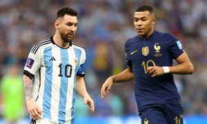 Soccer Football - FIFA World Cup Qatar 2022 - Final - Argentina v France - Lusail Stadium, Lusail, Qatar - December 18, 2022 Argentina's Lionel Messi and France's Kylian Mbappe REUTERS/Carl Recine