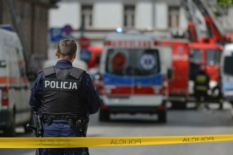 Las autoridades polacas han logrado detener a un hombre de 18 años que presuntamente estaba planeando llevar a cabo un atentado suicida contra un edificio gubernamental en el país.