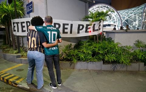Seguidores de Pelé han llegado al hospital donde murió la leyenda más grande del fútbol brasileño. Foto: AFP.