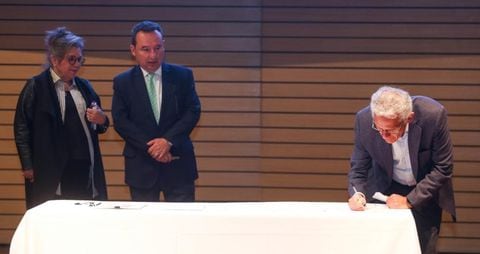 El secretario de Hacienda, Juan Mauricio Ramírez, firmó del acuerdo para incrementar el salario de los empleados públicos de Bogotá a partir del primero de enero de 2023.