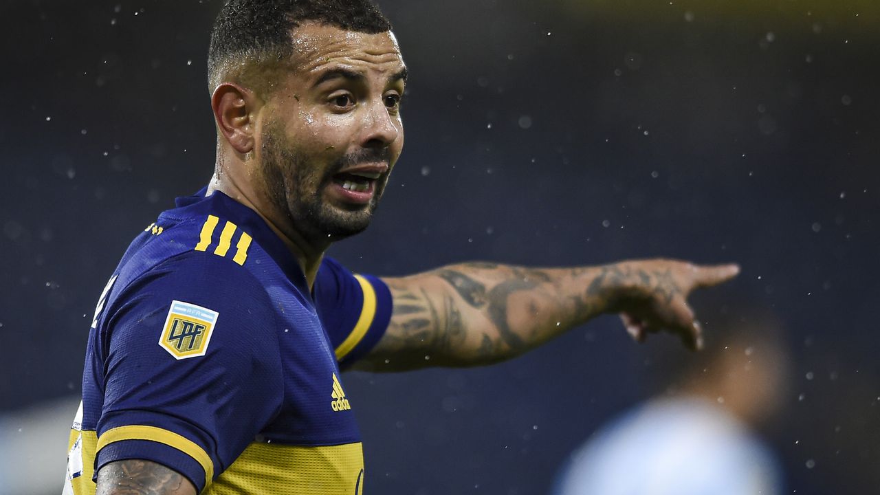 BUENOS AIRES, ARGENTINA - AUGUST 08: Edwin Cardona of Boca Juniors gestures during a match between Boca Juniors and Argentinos Juniors  as part of Torneo Liga Profesional 2021 at Estadio Alberto J. Armando on August 08, 2021 in Buenos Aires, Argentina. (Photo by Marcelo Endelli/Getty Images)