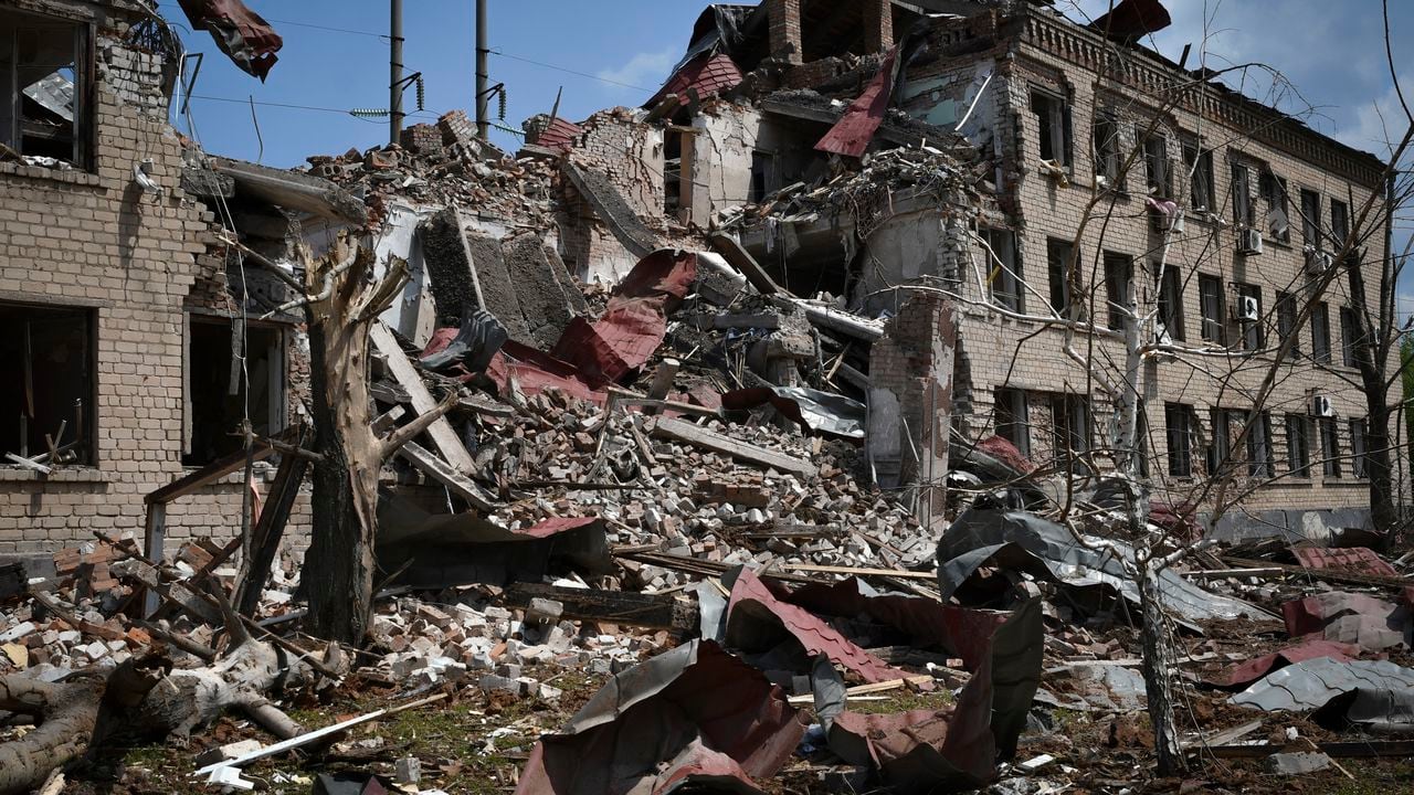 Las casas destruidas se ven después del bombardeo ruso en Soledar, región de Donetsk, Ucrania, el martes 24 de mayo de 2022.