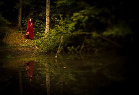 Caperucita Roja perdida en el bosque. Imagen de referencia de la obra de Charles Perrault
