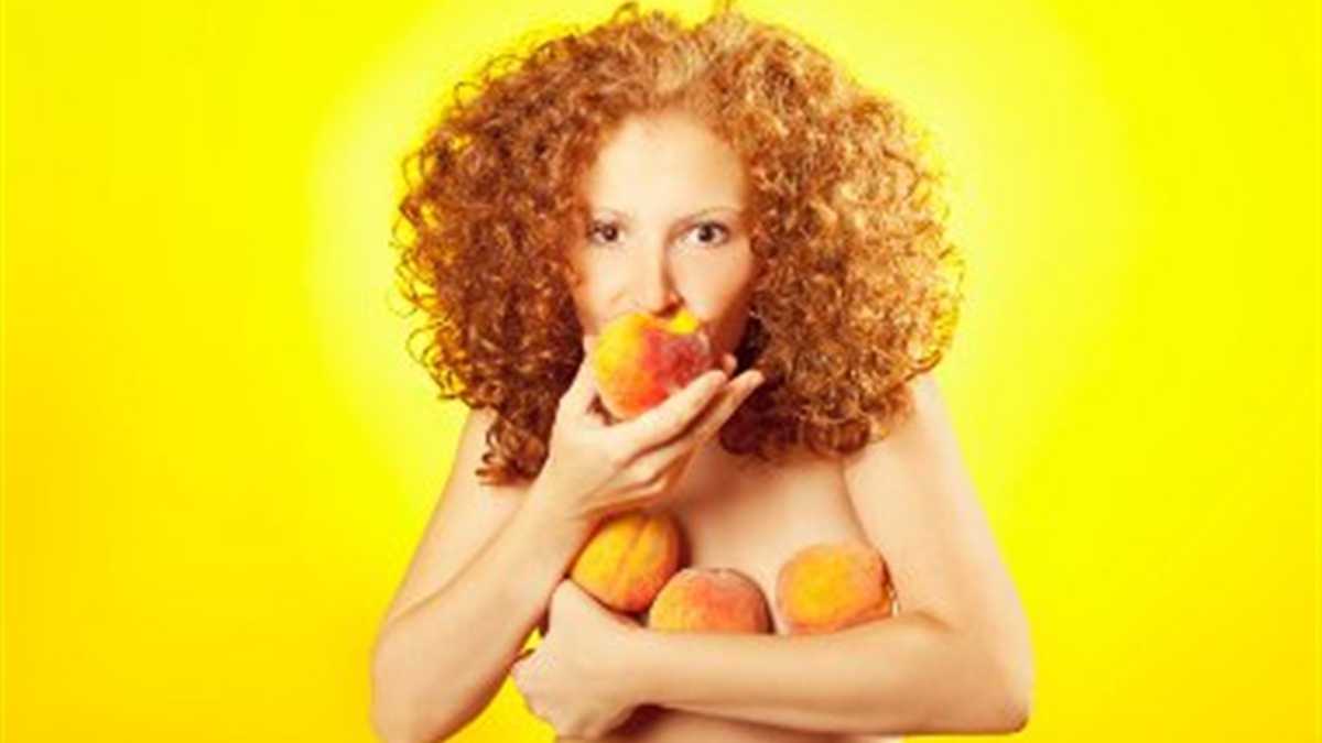 Девочка показала персик. Девушка с абрикосами. Женщина с персиками. Фотосессия девушка с абрикосами. Девушка ест персик.