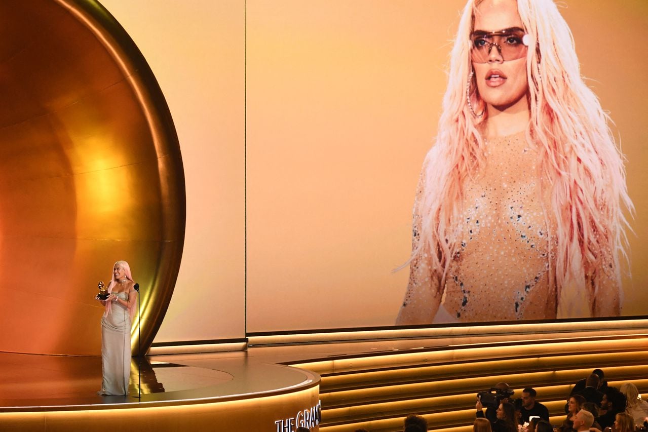 La cantante colombiana Karol G acepta el premio al Mejor Álbum de Música Urbana por "Manana Sera Bonito" en el escenario durante la 66ª Entrega Anual de los Premios Grammy en el Crypto.com Arena de Los Ángeles el 4 de febrero de 2024.