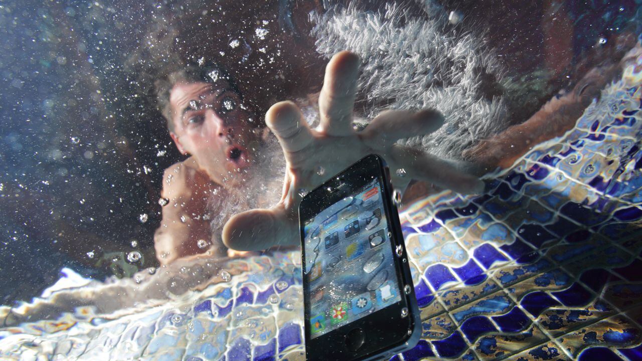¿Qué hacer y qué no hacer cuando su teléfono celular cae al agua?