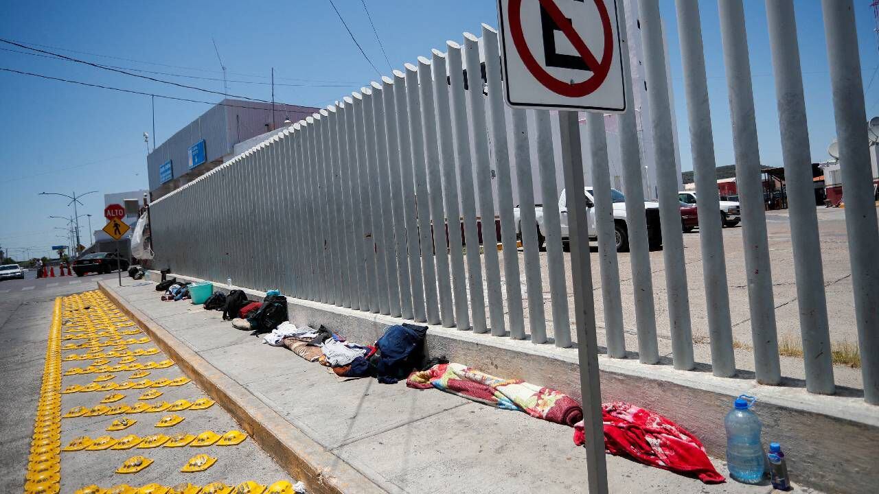 Los solicitantes de asilo acampan cerca de la frontera mientras intentan cruzar a los EE. UU. sin una cita.