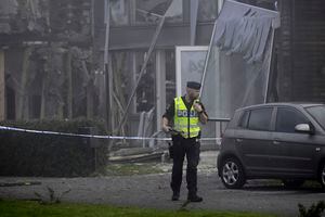 Un agente de la policía en el sitio donde se registró una fuerte explosión el jueves 28 de septiembre de 2023, en Upsala, Suecia. (Anders Wiklund/TT News Agency via AP)