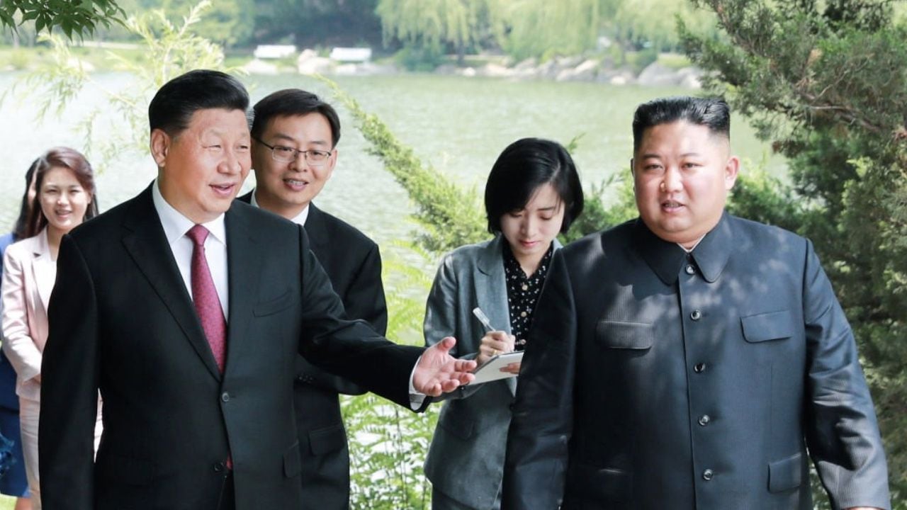 El presidente de China, Xi Jinping junto a su homólogo de Corea del Norte, Kim Jong Un