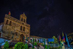 Noche estrallada en la parroquia Santa Bárbara, en el municipio de Gámbita, Santander.