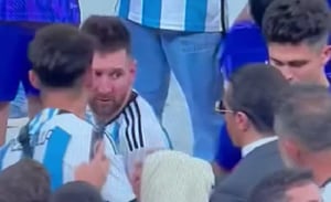 Lionel Messi en medio del festejo es interceptado por el famoso chef Salt Bae.