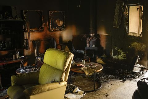 Muebles destruidos y muros quemados pueden verse en una vivienda atacada durante la invasión de Hamás al Kibbutz Nir Oz, Israel. (AP Foto/Francisco Seco)