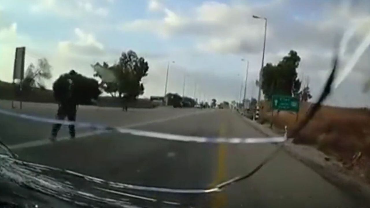 Terroristas de Hamás atentando contra un automóvil en carreteras israelíes.