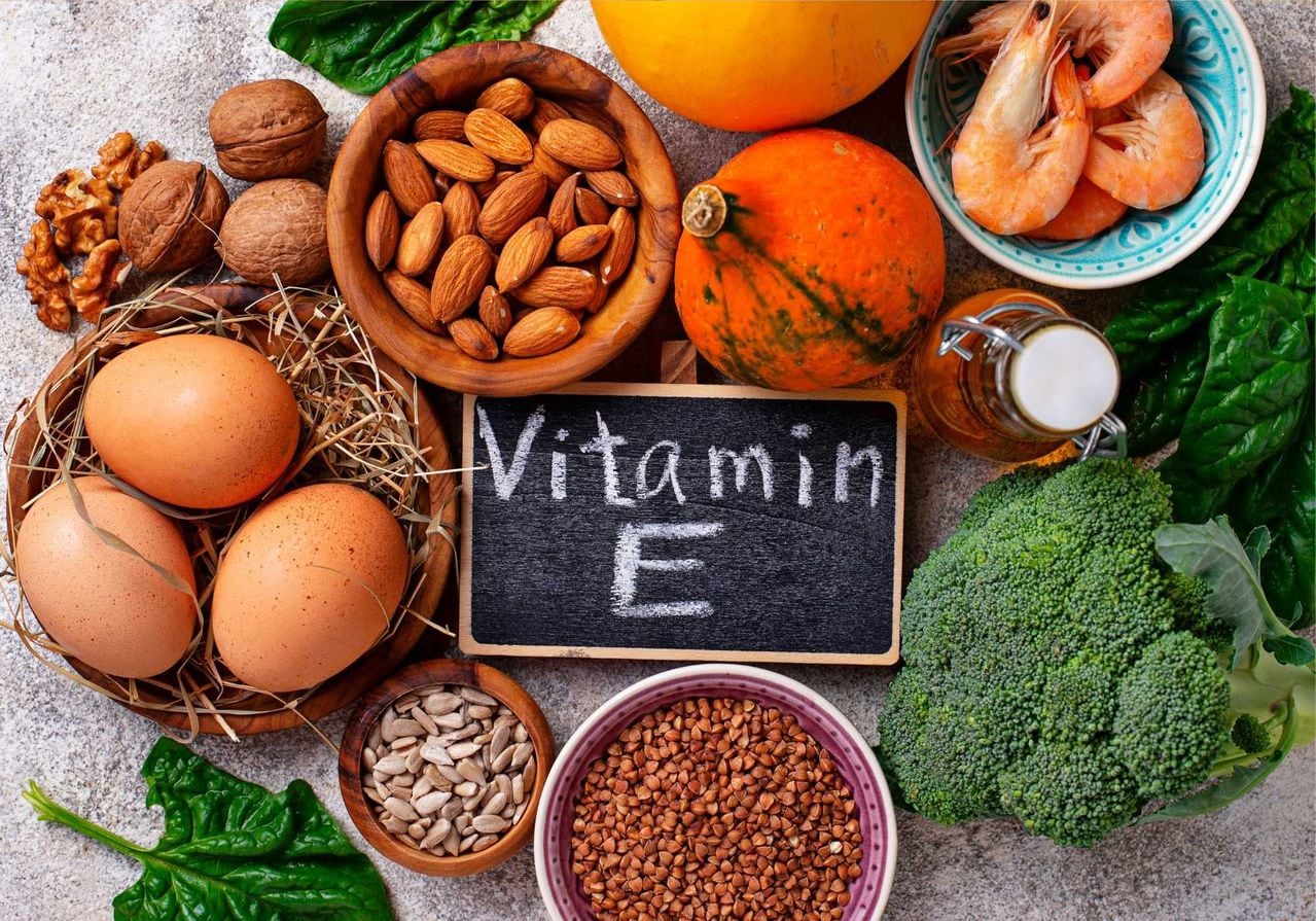 La vitamina E ayuda a controlar la presión arterial.