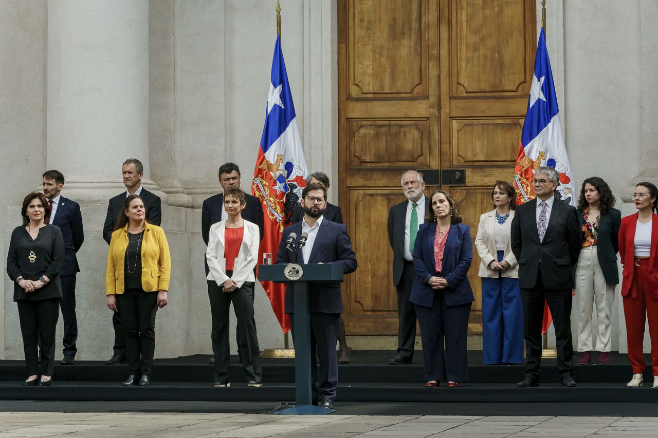 El presidente de Chile, Gabriel Boric (C), habla al final de la ceremonia de presentación de nuevos Ministros en el Palacio de La Moneda el 6 de septiembre de 2022 en Santiago, Chile