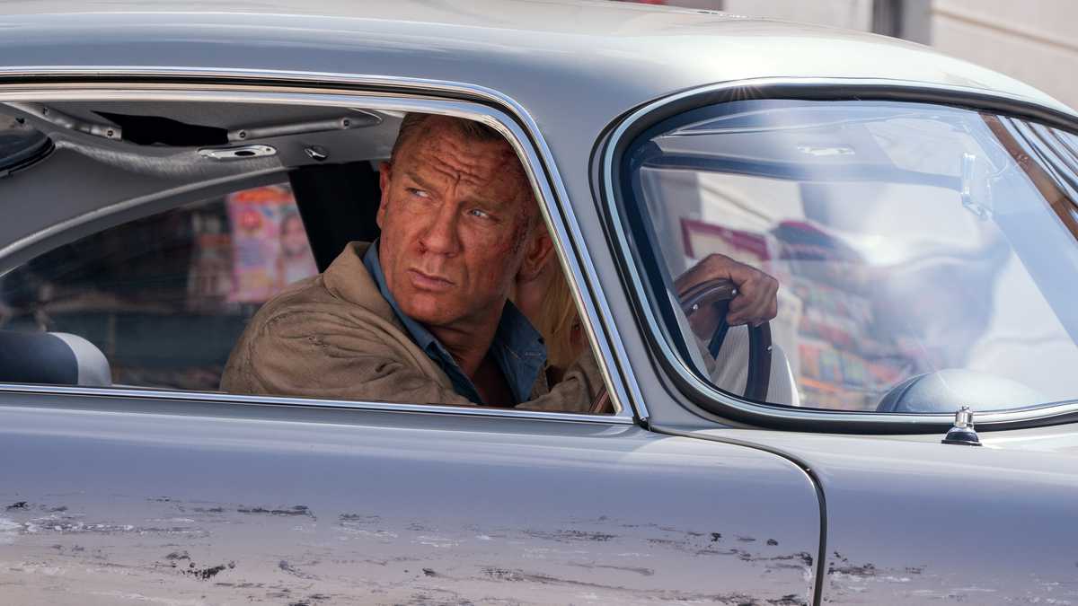 James Bond (Daniel Craig) y la Dra. Madeleine Swann (Léa Seydoux) drive through Matera, Italy in NO TIME TO DIE, 
a DANJAQ and Metro Goldwyn Mayer Pictures film.

Credit: Nicola Dove

© 2019 DANJAQ, LLC AND MGM.  ALL RIGHTS RESERVED.