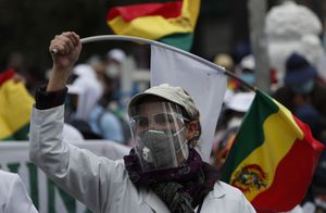 Un trabajador de la salud protesta por la nueva ley de salud del gobierno durante la pandemia de COVID-19 que, según los trabajadores de salud, penaliza a los huelguistas y permite que personal médico extranjero ingrese al país, en La Paz, Bolivia, el miércoles 17 de marzo de 2021. Foto: AP / Juan Karita.