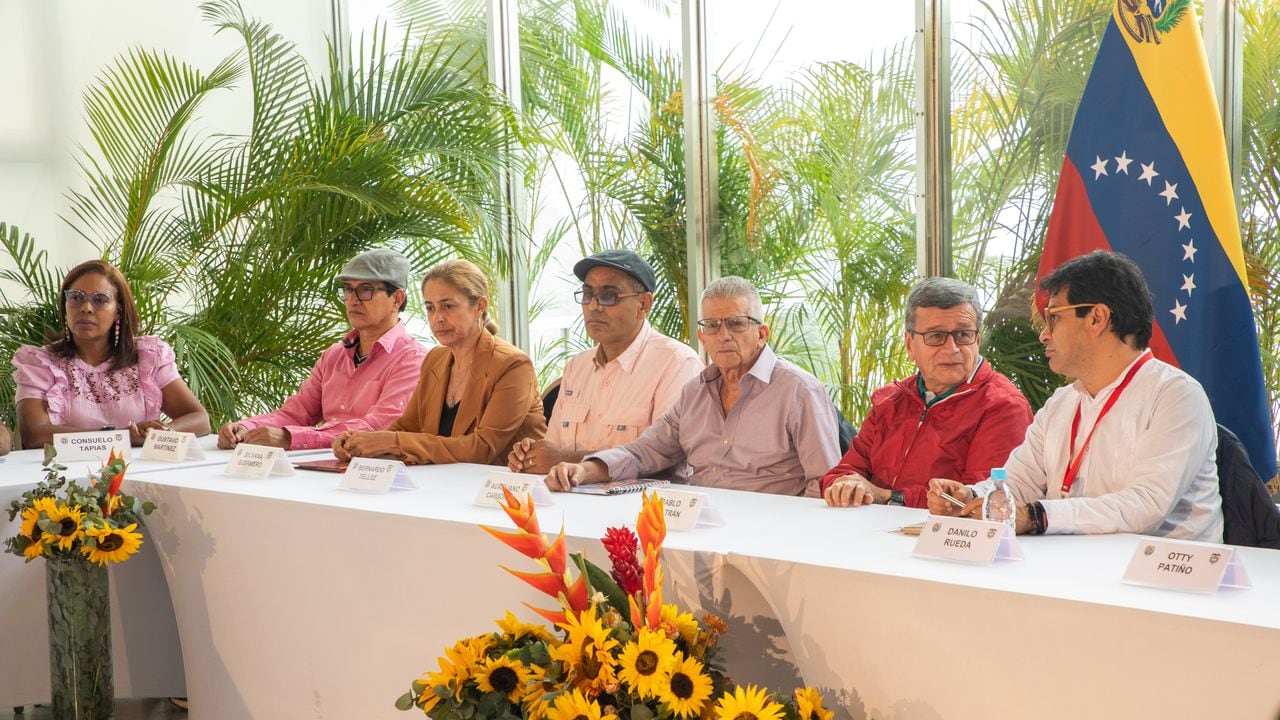 Delegación de paz del ELN junto con el comisionado de paz, Danilo Rueda.