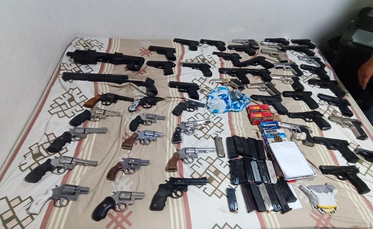 Dentro de una vivienda fueron encontradas las armas de todo tipo y la droga