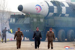 El líder norcoreano, Kim Jong Un, se aleja de lo que los medios estatales informan que es un "nuevo tipo" de misil balístico intercontinental (ICBM) Foto REUTERS/ Agencia Central de Noticias de Corea del Norte KCNA 