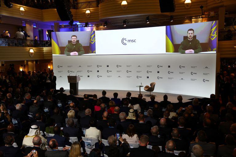 El presidente ucraniano Volodymyr Zelenskiy aparece en la pantalla durante la Conferencia de Seguridad de Munich, en Munich, Alemania