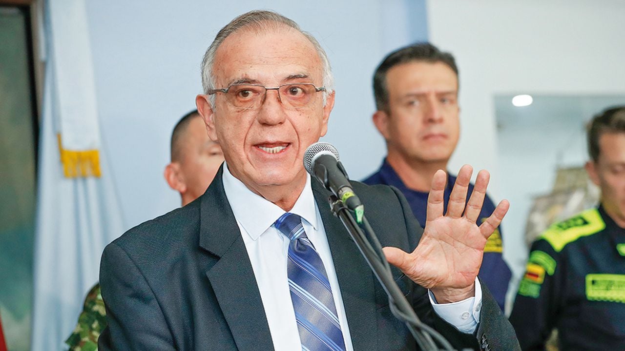   La oposición cree que el responsable del “debilitamiento” de la fuerza pública es Iván Velásquez, el ministro de Defensa del presidente Gustavo Petro.
