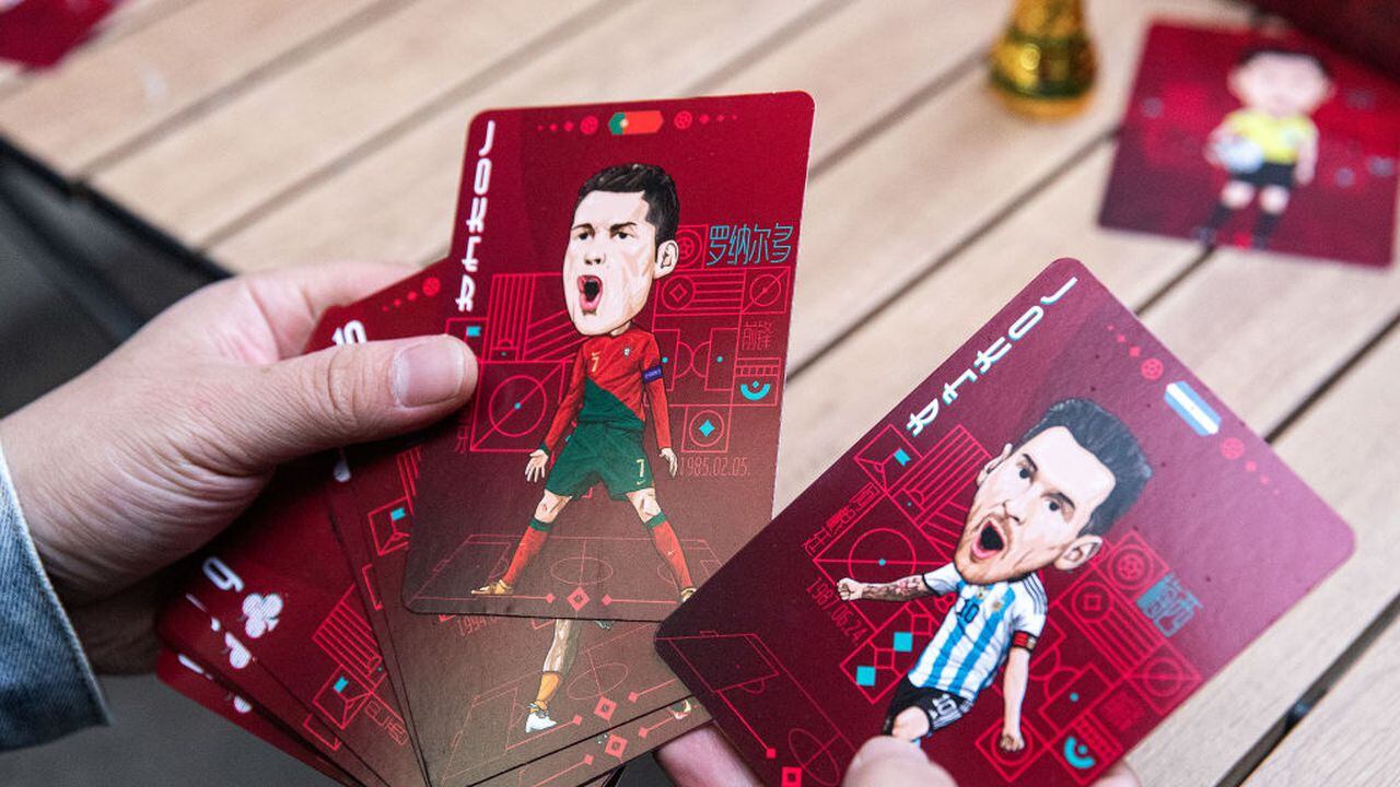 Las caricaturas de Cristiano Ronaldo y Lionel Messi adornan las cartas de póquer de un juego creado por el dibujante Tao Gang, de 40 años, para la Copa Mundial de Qatar 2022 el 16 de noviembre de 2022 en Wuhan, provincia de Hubei , en China. Tao pasó tres meses pintando los retratos (Foto de Getty Images)