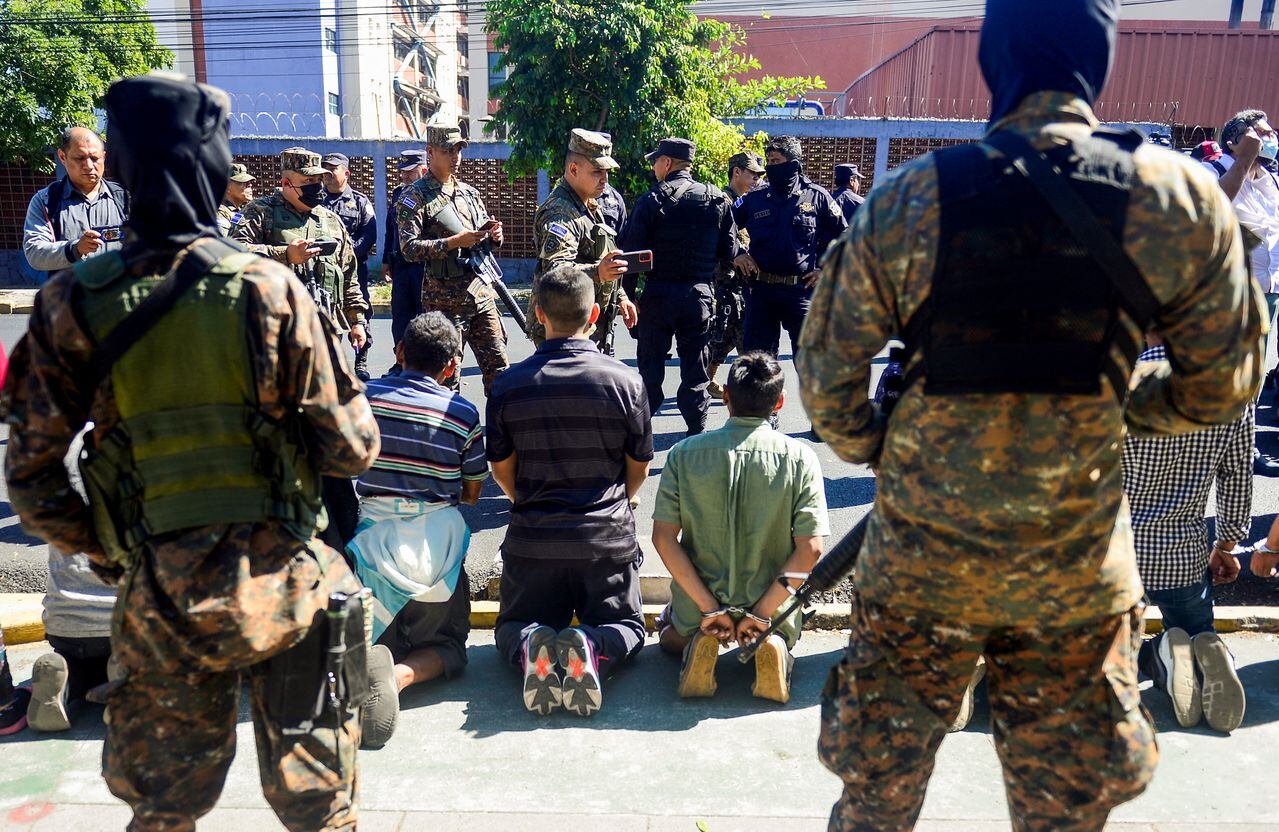 Miembros de seguridad hicieron un operativo en el que capturaron a presuntos delincuentes en El Salvador.