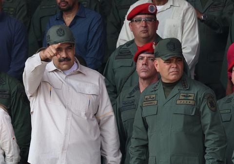 El Presidente de Venezuela, Nicolás Maduro (L) y el Ministro de Defensa de las Fuerzas Armadas Nacionales de Venezuela, Vladimir Padrino López (R), asisten a un desfile militar en el "Día Nacional de la Milicia Bolivariana" en Los Próceres en Caracas. Venezuela, el 13 de abril de 2019.