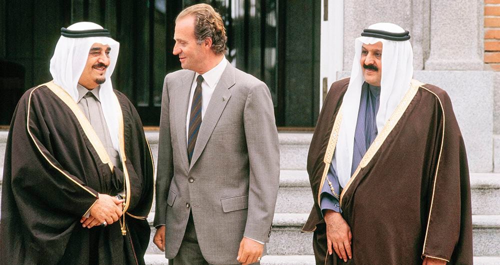 En los años setenta con el rey Fahd (izquierda) de Arabia Saudita, uno de los monarcas del Medio Oriente que con sus donaciones y comisiones ayudaron a que Juan Carlos amasara su inmensa fortuna. 
