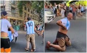 Un hincha argentino se quita su camiseta y se la da a un reciclador