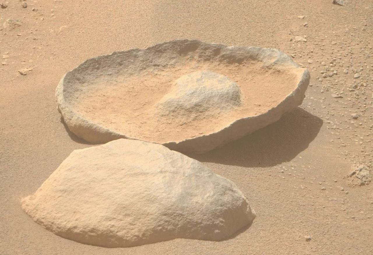 Imagen de la 'roca sombrero' que fue captada en Marte.