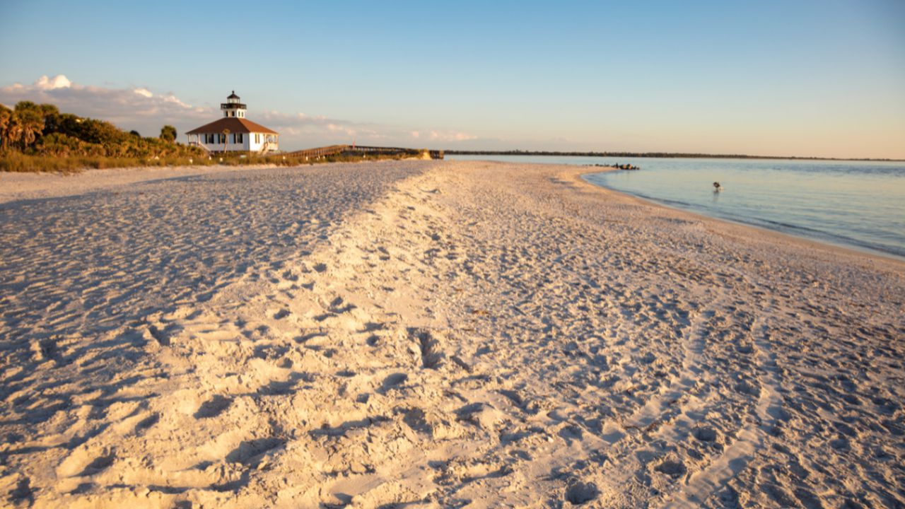Los terrenos está ubicados en el Condado de Port Charlotte, Florida, a 5 minutos de la Playa Boca Grande en la Isla de Gasparilla, una de las playas más bonitas de la Costa Oeste de la Florida.